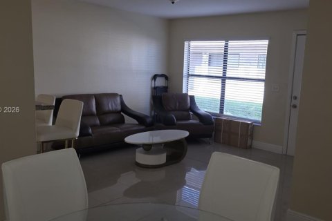 Condominio en alquiler en Miami, Florida, 2 dormitorios, 69.68 m2 № 1997295 - foto 3