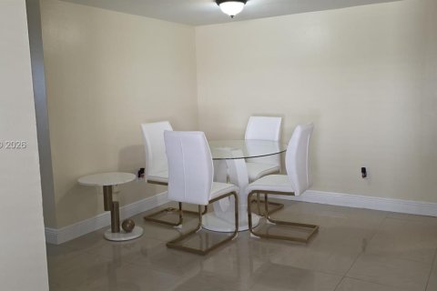 Condominio en alquiler en Miami, Florida, 2 dormitorios, 69.68 m2 № 1997295 - foto 6