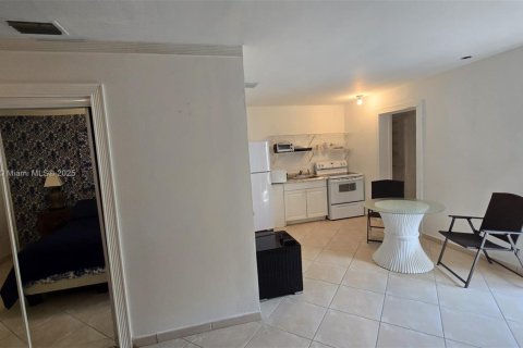 Casa en alquiler en Miami, Florida, 120.59 m2 № 1974013 - foto 2