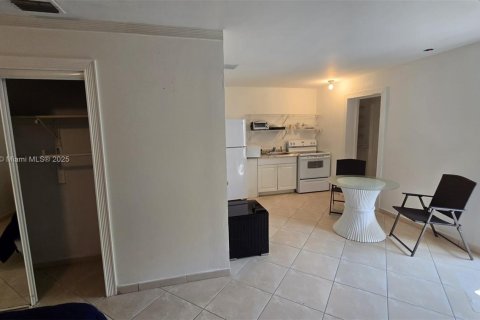 Casa en alquiler en Miami, Florida, 120.59 m2 № 1974013 - foto 4