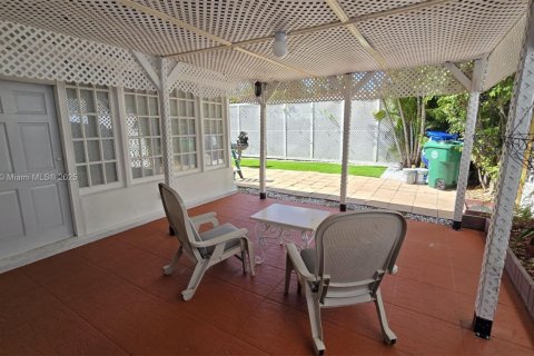 Casa en alquiler en Miami, Florida, 120.59 m2 № 1974013 - foto 11