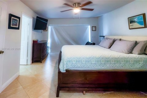 House in Cutler Bay, Florida 5 bedrooms, 181.35 sq.m. № 2010355 - photo 18