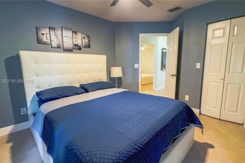 House in Cutler Bay, Florida 5 bedrooms, 181.35 sq.m. № 2010355 - photo 9