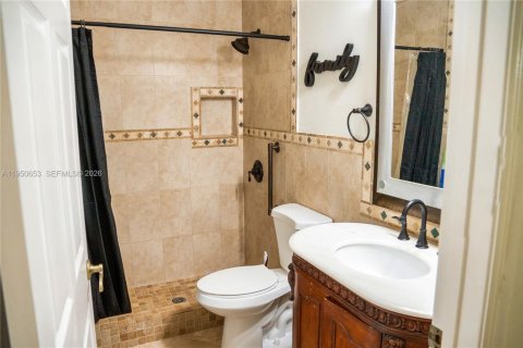 House in Cutler Bay, Florida 5 bedrooms, 181.35 sq.m. № 2010355 - photo 11