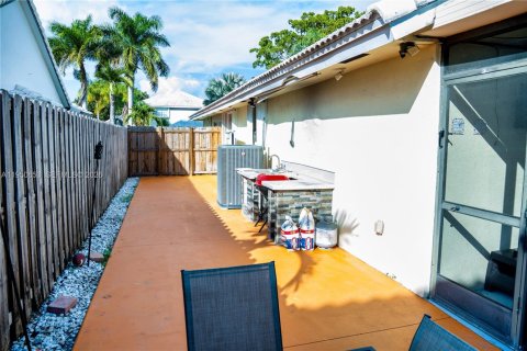 House in Cutler Bay, Florida 5 bedrooms, 181.35 sq.m. № 2010355 - photo 8