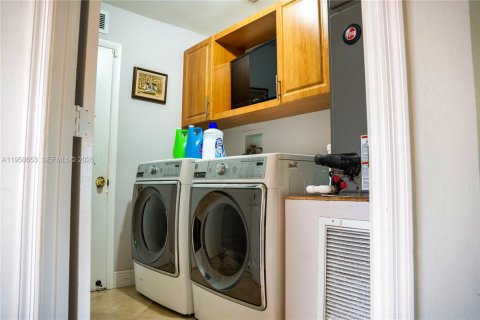 House in Cutler Bay, Florida 5 bedrooms, 181.35 sq.m. № 2010355 - photo 10