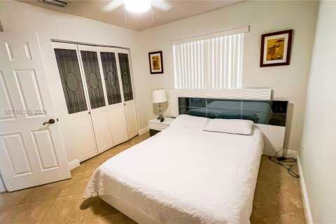 House in Cutler Bay, Florida 5 bedrooms, 181.35 sq.m. № 2010355 - photo 13