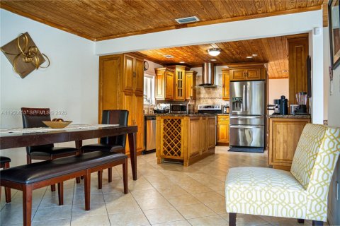 House in Cutler Bay, Florida 5 bedrooms, 181.35 sq.m. № 2010355 - photo 4