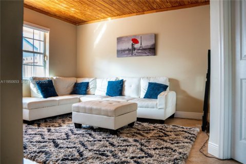 House in Cutler Bay, Florida 5 bedrooms, 181.35 sq.m. № 2010355 - photo 3