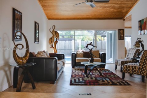 House in Cutler Bay, Florida 5 bedrooms, 181.35 sq.m. № 2010355 - photo 2