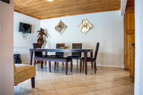 House in Cutler Bay, Florida 5 bedrooms, 181.35 sq.m. № 2010355 - photo 16