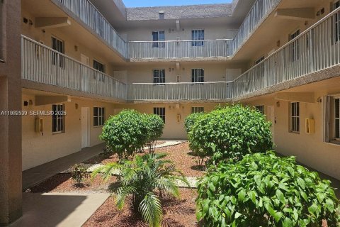 Copropriété à louer à Hialeah, Floride: 2 chambres, 93.27 m2 № 2055576 - photo 3