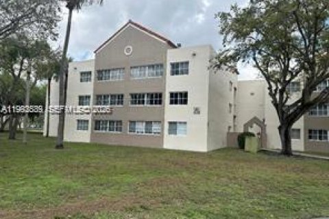 Copropriété à louer à Hialeah, Floride: 2 chambres, 93.27 m2 № 2055576 - photo 1