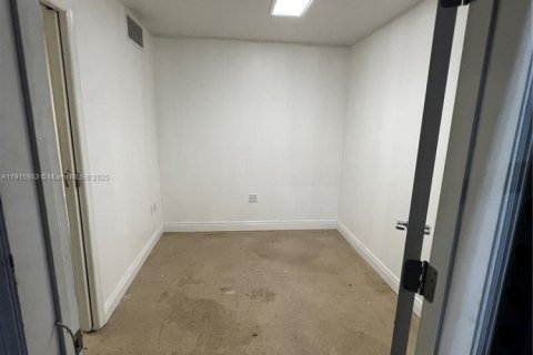 Propiedad comercial en venta en Doral, Florida № 1970601 - foto 12