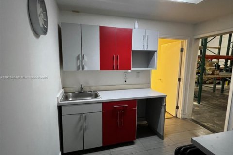 Propiedad comercial en venta en Doral, Florida № 1970601 - foto 15