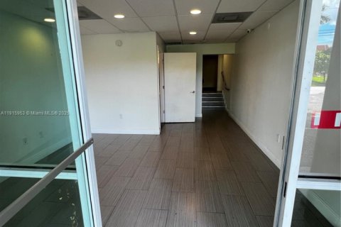 Propiedad comercial en venta en Doral, Florida № 1970601 - foto 2