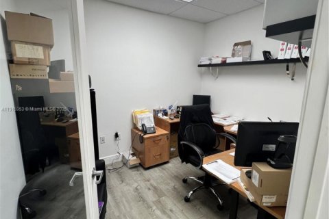 Propiedad comercial en venta en Doral, Florida № 1970601 - foto 20