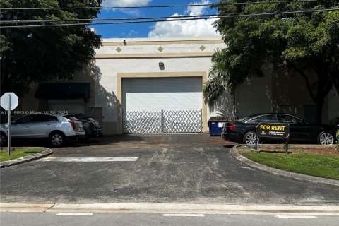 Propiedad comercial en venta en Doral, Florida № 1970601 - foto 1
