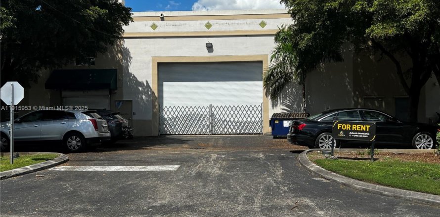 Propiedad comercial en Doral, Florida № 1970601