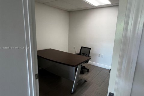 Propiedad comercial en venta en Doral, Florida № 1970601 - foto 4
