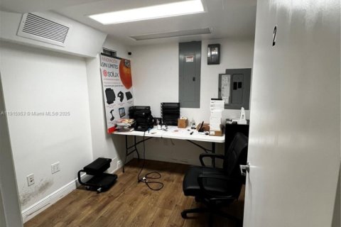 Propiedad comercial en venta en Doral, Florida № 1970601 - foto 8