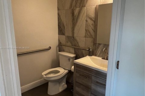 Propiedad comercial en venta en Doral, Florida № 1970601 - foto 3