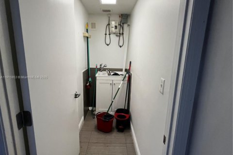 Propiedad comercial en venta en Doral, Florida № 1970601 - foto 16