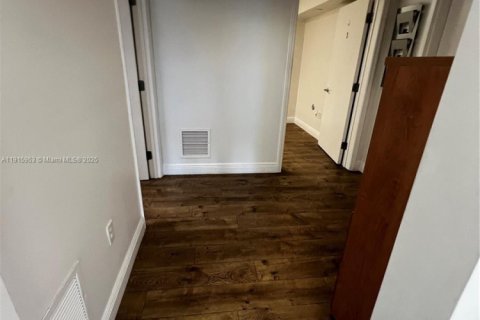 Propiedad comercial en venta en Doral, Florida № 1970601 - foto 7