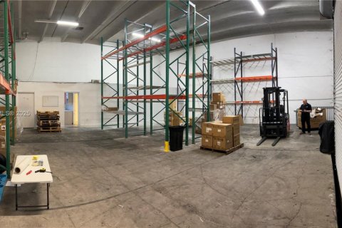 Propiedad comercial en venta en Doral, Florida № 1970601 - foto 11