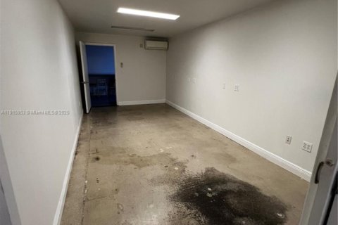 Propiedad comercial en venta en Doral, Florida № 1970601 - foto 13