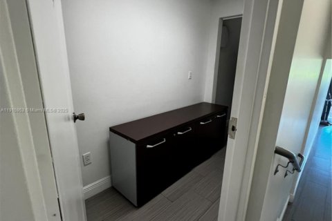 Propiedad comercial en venta en Doral, Florida № 1970601 - foto 5