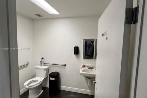 Propiedad comercial en venta en Doral, Florida № 1970601 - foto 17