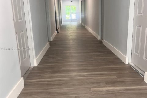 Commercial property in Miami, Florida № 2042078 - photo 14