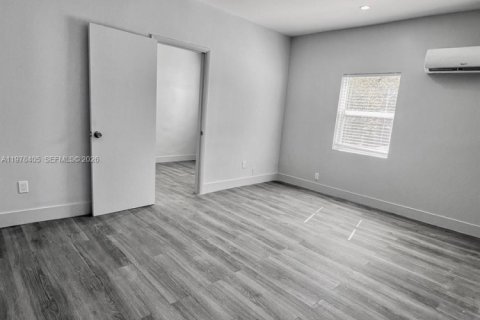 Commercial property in Miami, Florida № 2042078 - photo 12