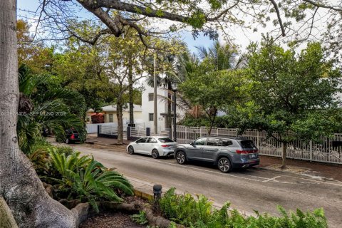 Commercial property in Miami, Florida № 2042078 - photo 24