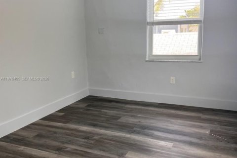 Commercial property in Miami, Florida № 2042078 - photo 5