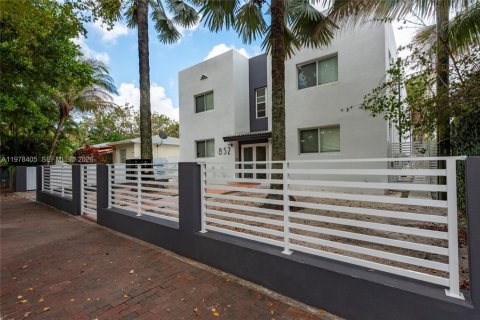 Commercial property in Miami, Florida № 2042078