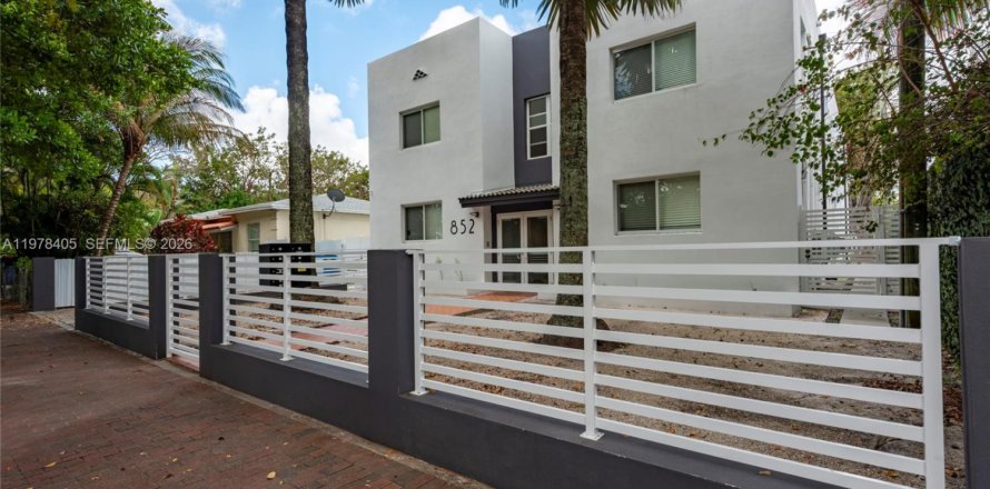 Commercial property in Miami, Florida № 2042078