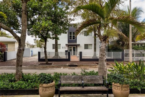 Commercial property in Miami, Florida № 2042078 - photo 2