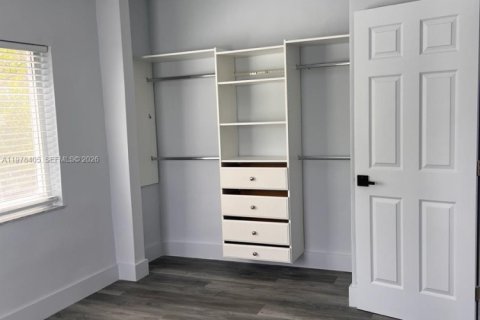 Commercial property in Miami, Florida № 2042078 - photo 4