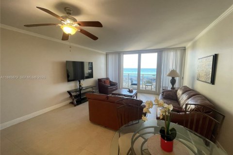 Condominio en alquiler en Hollywood, Florida, 2 dormitorios, 103.12 m2 № 2053908 - foto 4