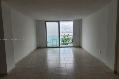 Снять в аренду кондоминиум в Норт-Майами-Бич, Флорида 1 спальня, 73.39м2, № 1937334 - фото 7
