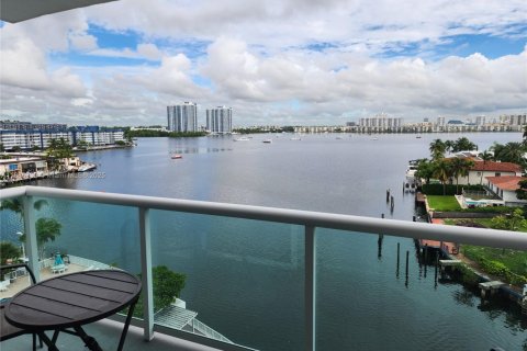 Снять в аренду кондоминиум в Норт-Майами-Бич, Флорида 1 спальня, 73.39м2, № 1937334 - фото 1