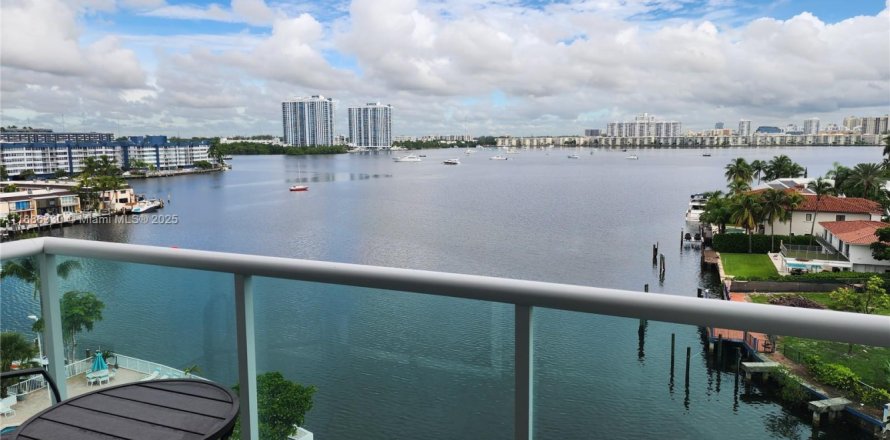 Кондоминиум с 1 спальней в Норт-Майами-Бич, Флорида № 1937334