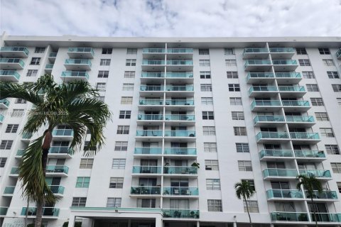 Снять в аренду кондоминиум в Норт-Майами-Бич, Флорида 1 спальня, 73.39м2, № 1937334 - фото 2