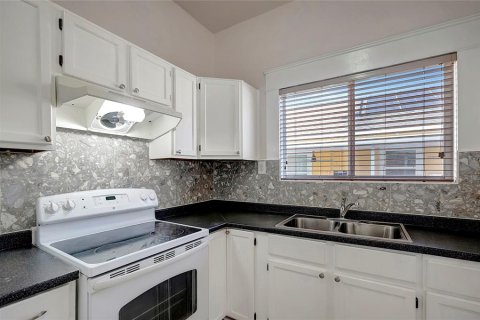 House in Tampa, Florida 3 bedrooms, 115.85 sq.m. № 1619171 - photo 5