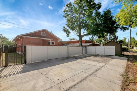 House in Tampa, Florida 3 bedrooms, 115.85 sq.m. № 1619171 - photo 4
