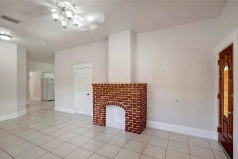 House in Tampa, Florida 3 bedrooms, 115.85 sq.m. № 1619171 - photo 6