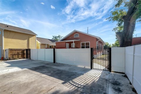 House in Tampa, Florida 3 bedrooms, 115.85 sq.m. № 1619171 - photo 29