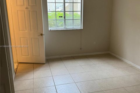 Condo in Hialeah, Florida, 3 bedrooms  № 1940944 - photo 9